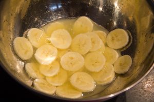 Déposez les bananes au fur et à mesure dans le jus de citron
