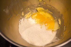 Ajoutez les 20 g d’œufs et la farine tamisée