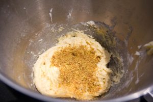 Dans un bol versez le beurre et le sucre glace tamisé