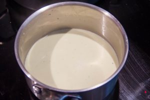 Chauffez la crème, le lait et la moitié du sucre dans une casserole