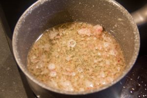 Versez les échalotes ciselées avec le Nouilly Prat dans une casserole et faire réduire le tout