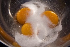 Fouettez les jaunes et le sucre: le mélange doit blanchir