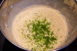 Ajoutez le beurre et mixez le tout. Puis incorporez le zeste et le jus du demi citron vert.