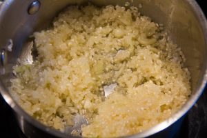 Faites nacrer le riz comme pour un risotto