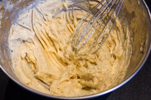 Battre le beurre avec les grains de vanille au fouet