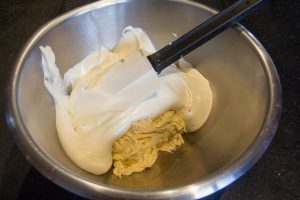 Versez le mélange refroidi sur le beurre et bien mélanger