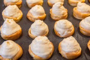 Pochez la crème Chiboust dans les coupelles de choux