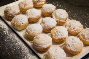 Saupoudrer les puits d'amour de sucre 