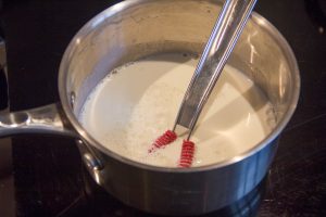 Dans une casserole, faites bouillir le lait avec l’agar-agar