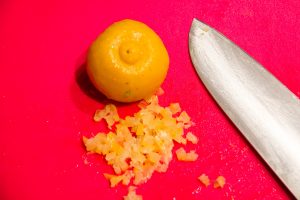 Coupez le citron confit en petits dés
