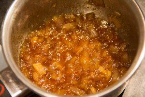 Versez les oignons compotés dans une casserole