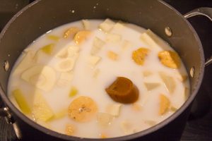 Faites cuire les panais, banane et pommes de terre dans de l'eau salée