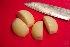 Pelez et coupez l'oignon en quatre