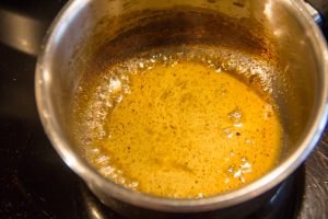 Faites réduire le jus de citron dans une petite casserole jusqu'à ce qu'il soit sirupeux