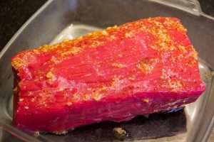 Massez soigneusement le rôti de bœuf avec cette marinade