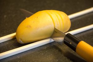  Réalisez des lamelles régulières sur les pommes de terre