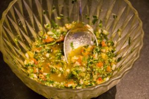 Versez les tomates, le citron confit, le fenouil, les courgettes et la coriandre dans un bol avec l'huile d'olive