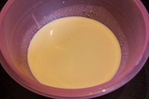 Versez le mélange lait, crème et bleu sur les jaunes