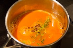 Faites réduire le jus de carotte avec une branche de thym, la crème de balsamique et quelques grains de poivre