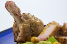 Côtes de porc Ibérico basse température, sauce pruneaux et déclinaison de choux aux noisettes
