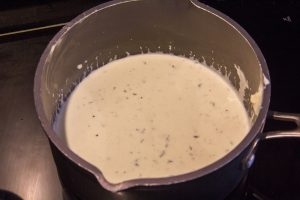 Versez le lait, la crème et le bleu coupé en petit morceaux dans une casserole