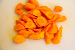 Coupez les carottes en tronçons
