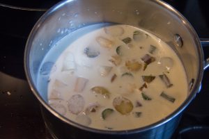 Versez les morceaux d'asperges dans une casserole avec le lait et la crème