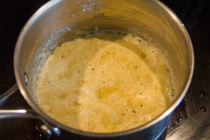Faites fondre le beurre et ajoutez la farine