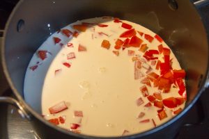 Versez le reste des dés de poivron rouge dans une casserole