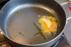 Faites revenir un peu d'huile d'olive avec une cuillerée à soupe de fenouil en poudre
