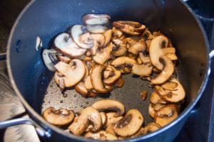 Faites revenir les champignons à la poêle avec un peu d'huile d'olive