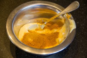 Ajoutez une cuillerée à café de curry à la mayonnaise