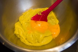 Laissez refroidir légèrement et ajoutez les jaunes d’œuf un par un à l'aide d'une spatule
