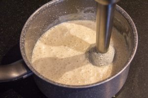 Mixez le tofu, la purée de noisette, le sirop de sucer de canne et le lait de coco et versez le tout dans une casserole