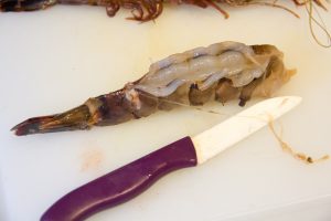 Ouvrez le dos des crevettes tout du long avec un couteau