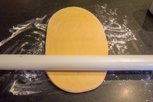 Formez un grand rectangle à l'aide de votre rouleau à pâtisserie
