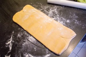 Puis étalez de nouveau la pâte pour former un rectangle