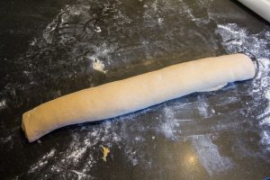 Humidifiez la surface de la pâte et roulez la sur elle même