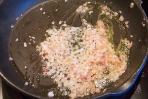 Dans une poêle faites fondre le beurre et ajoutez la brunoise d'échalote et d'ail