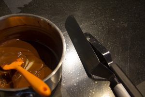 Faites fondre le chocolat au bain marie et préparer votre spatule coudée