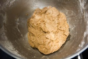 Versez tous les ingrédients de la pâte (farine, sucre, cacao, beurre, oeuf, sel, cannelle) dans un bol et mélangez en versant peu à peu la farine puis le marsala
