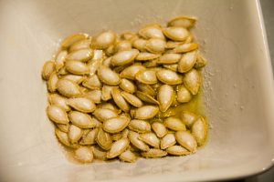 Mélangez les graines avec un peu d'huile d'olive, du sel et du piment d’Espelette