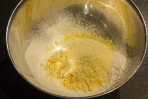 Versez la farine et le parmesan dans un bol