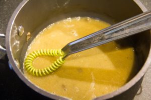 Faites fondre les 40 g de beurre avec une cuillerée à soupe d'eau
