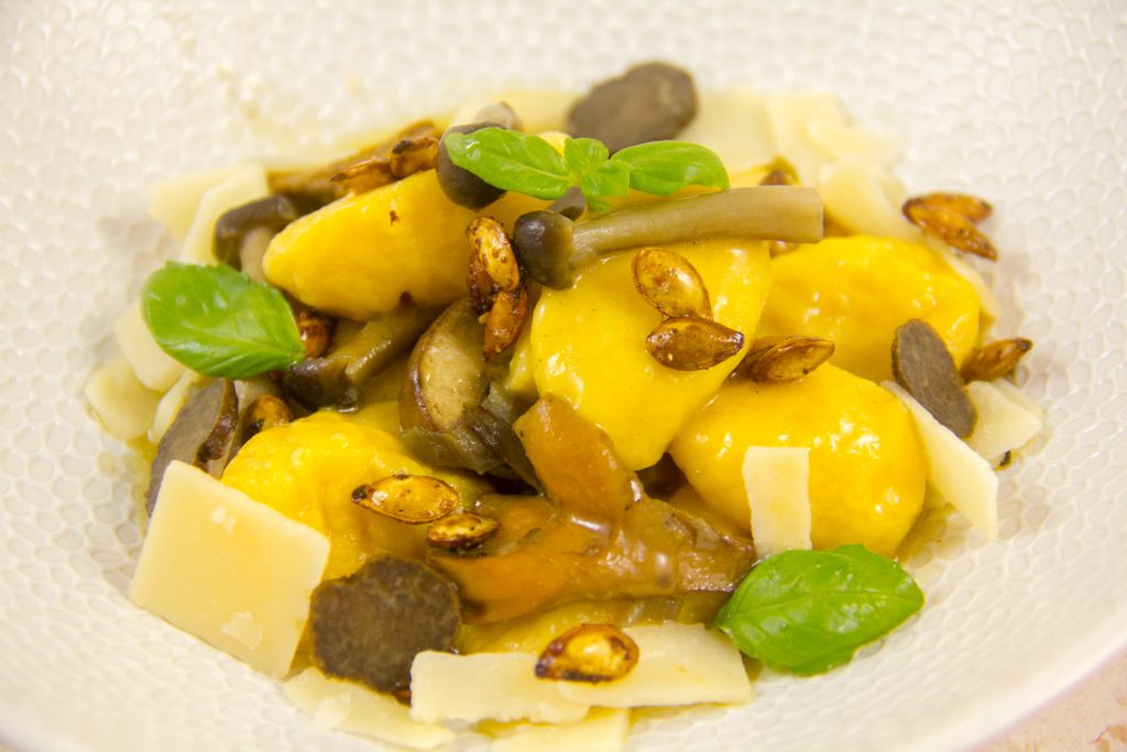 Gnocchis de butternut au parmesan et ses graines croustillantes, poêlée d’hiver