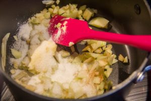 Versez les dés de pommes réservés dans une petite casserole et cuisez-les avec une noix de beurre et le sucre