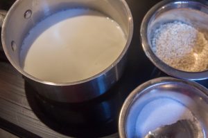 A ébullition versez le restant du sucre et le riz