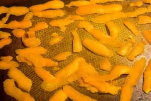 Faites sécher les écorces d'oranges au four