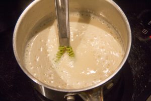 Faites chauffer le lait de soja et ajoutez l'agar agar en pluie