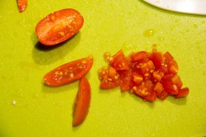 Coupez les minis tomates en tout petits dés.